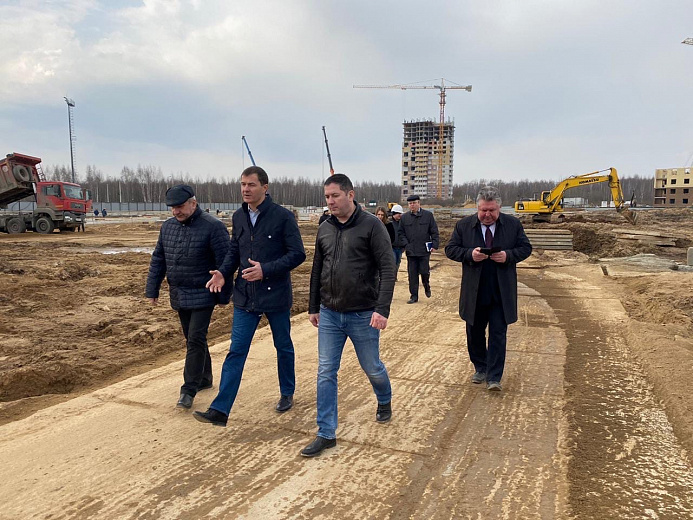 Владимир Волков проинспектировал ход строительства школы в микрорайоне Сокол