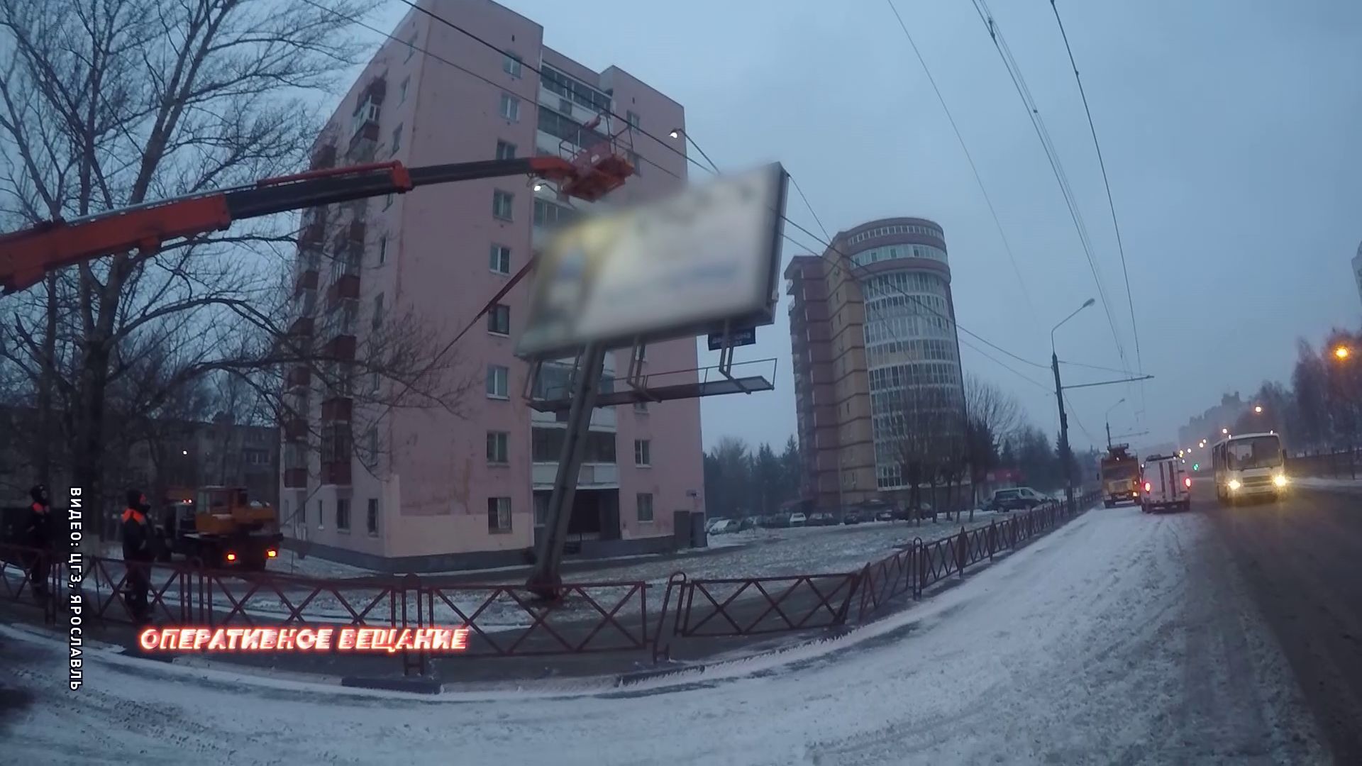На Московском проспекте рекламный щит едва не рухнул на людей