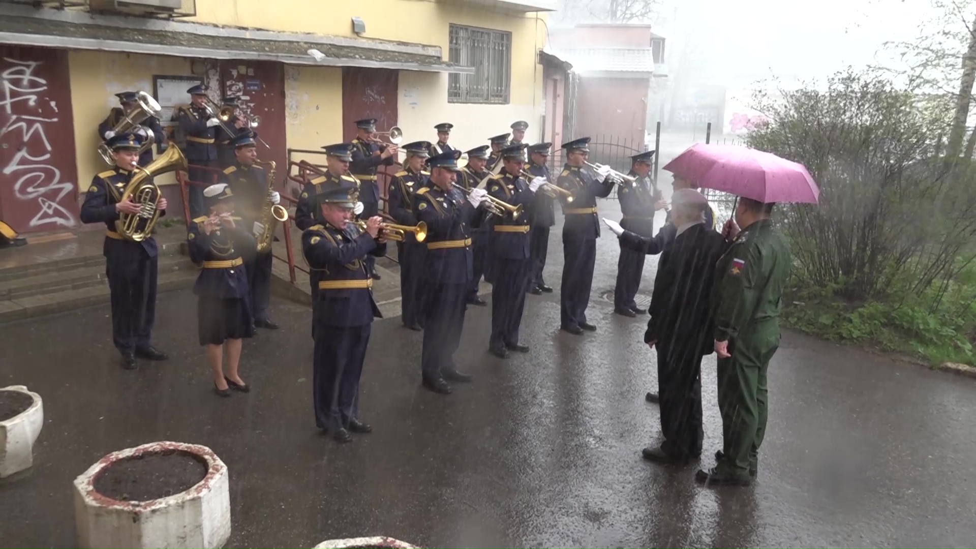 Ярославского ветерана поздравили с Днем Победы выступлением оркестра под окнами