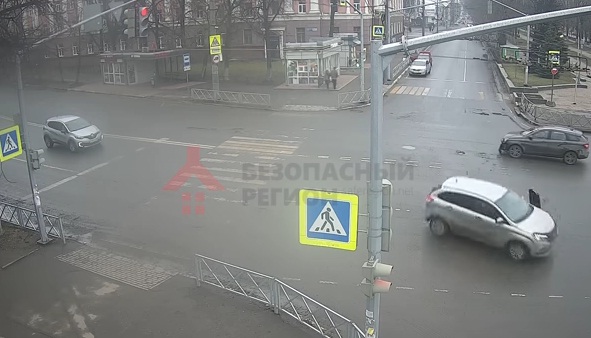 В сети появилось видео ДТП с перевернувшейся машиной на перекрестке в Ярославле
