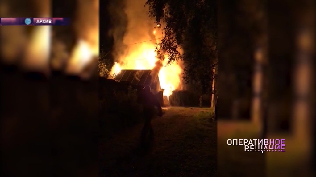 В деревне Дятлово полночи тушили нежилую постройку