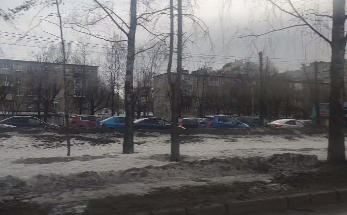 В Дзержинском районе сегодня с самого утра автомобильный коллапс