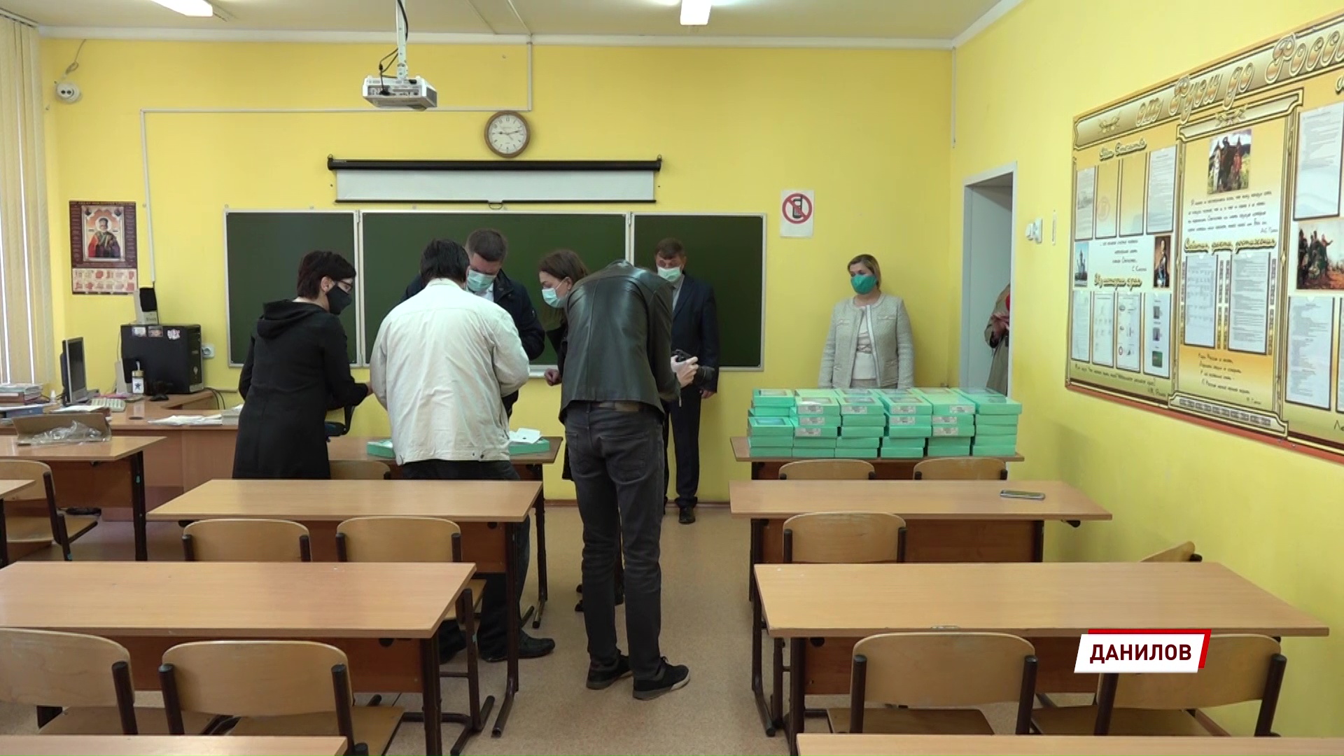 По инициативе Дмитрия Миронова школьникам, у которых нет компьютера, выдают планшеты