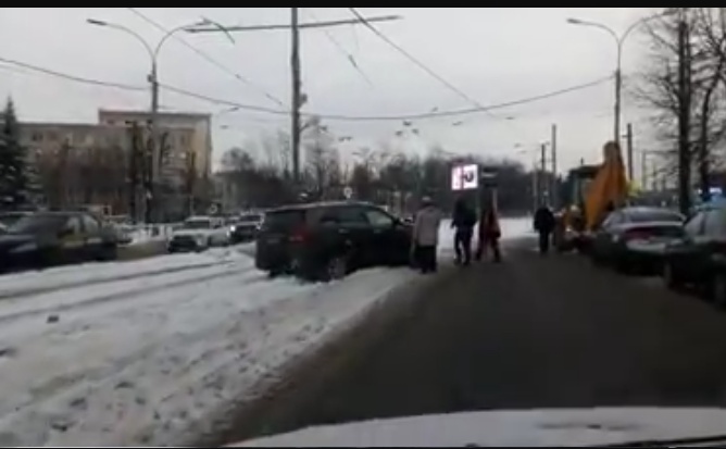 Попал в «капкан» и перекрыл движение: Пятерка временно осталась без трамваев