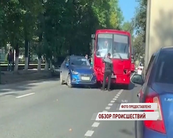 В ДТП с пассажирским автобусом на Наумова пострадали два человека