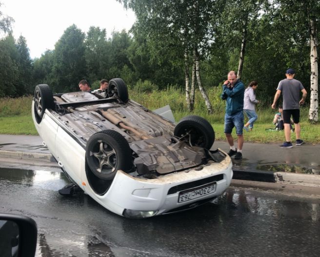 В Ярославле машина перевернулась на крышу