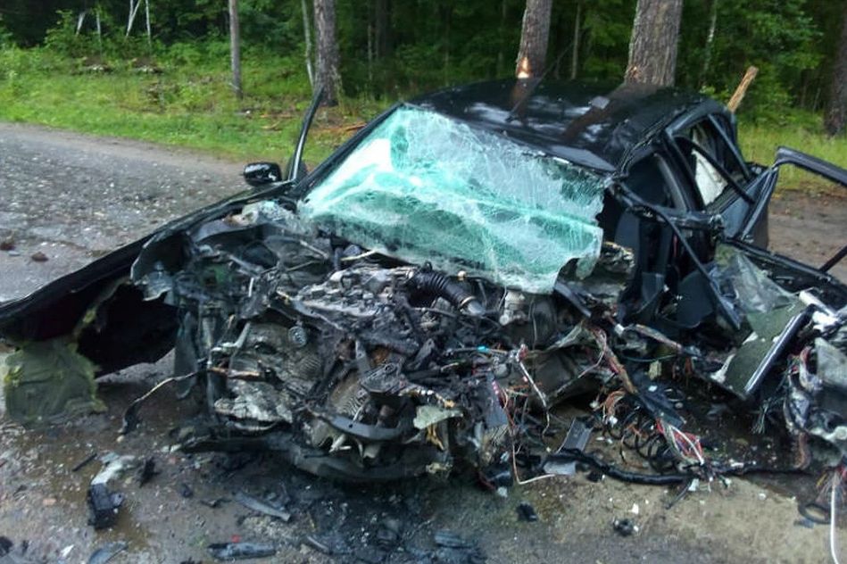 В Переславской районе "Ниссан" вылетел с дороги и врезался в дерево: есть погибший