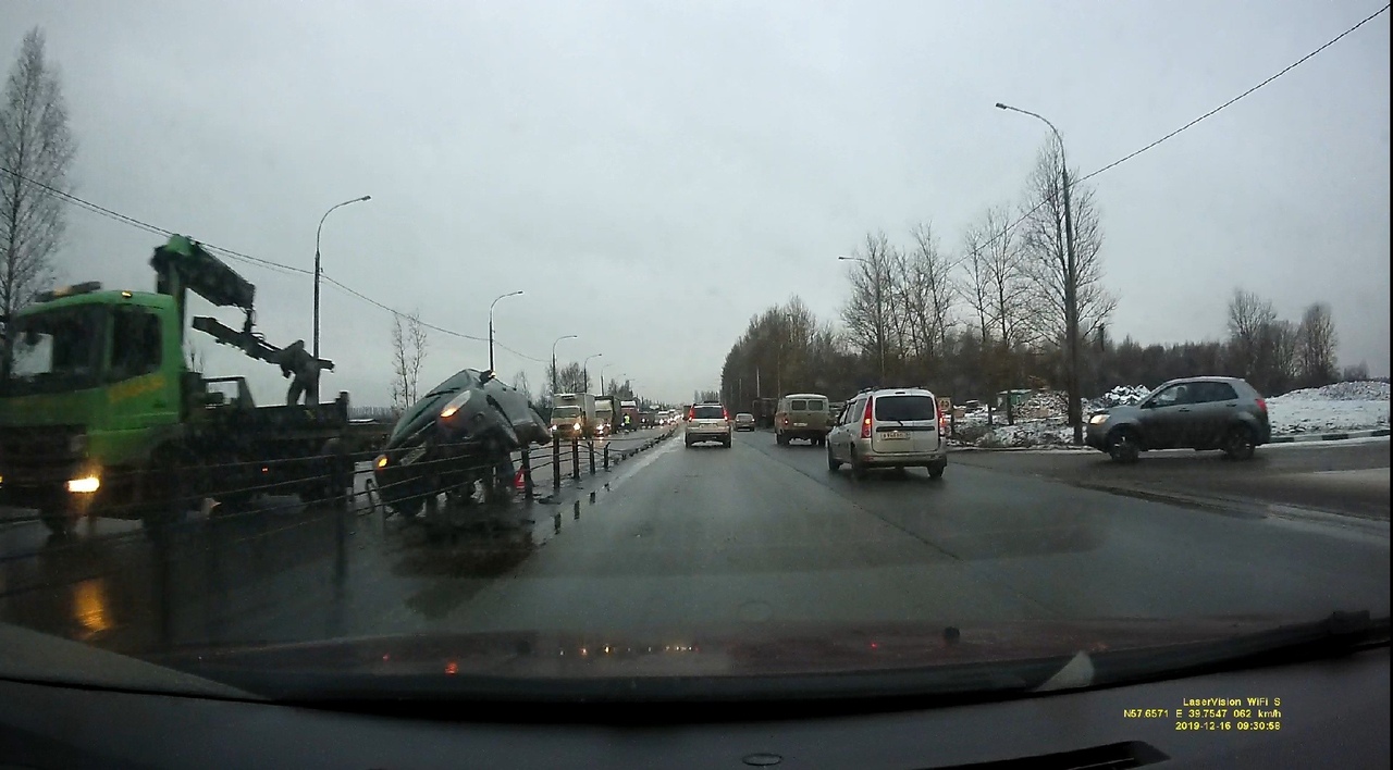 На окружной дороге в Ярославле машина повисла на тросах