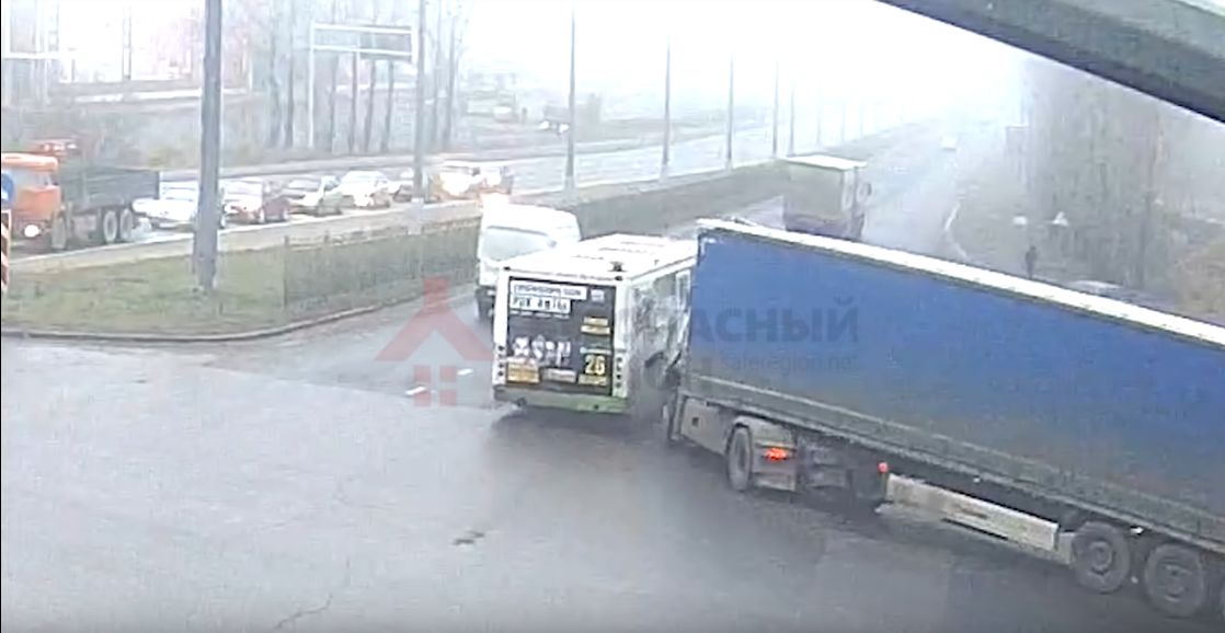 ВИДЕО: На Московском проспекте грузовик врезался в пассажирский автобус