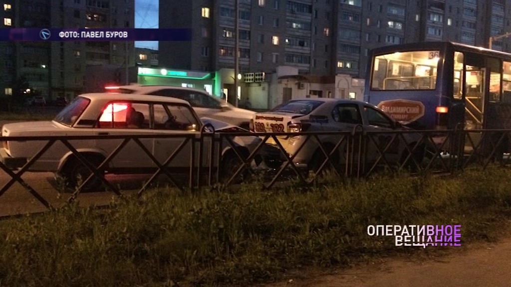 На проспекте Машиностроителей столкнулись такси, легковушка и рейсовый автобус