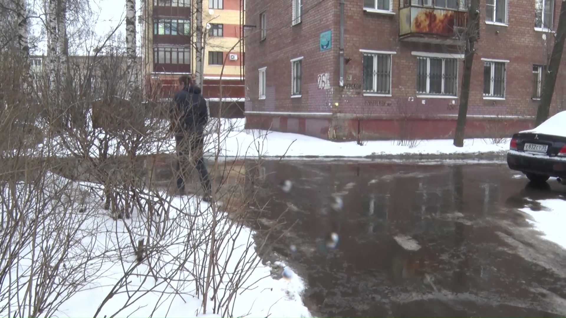 В Кучерском переулке забил ключ канализационного происхождения