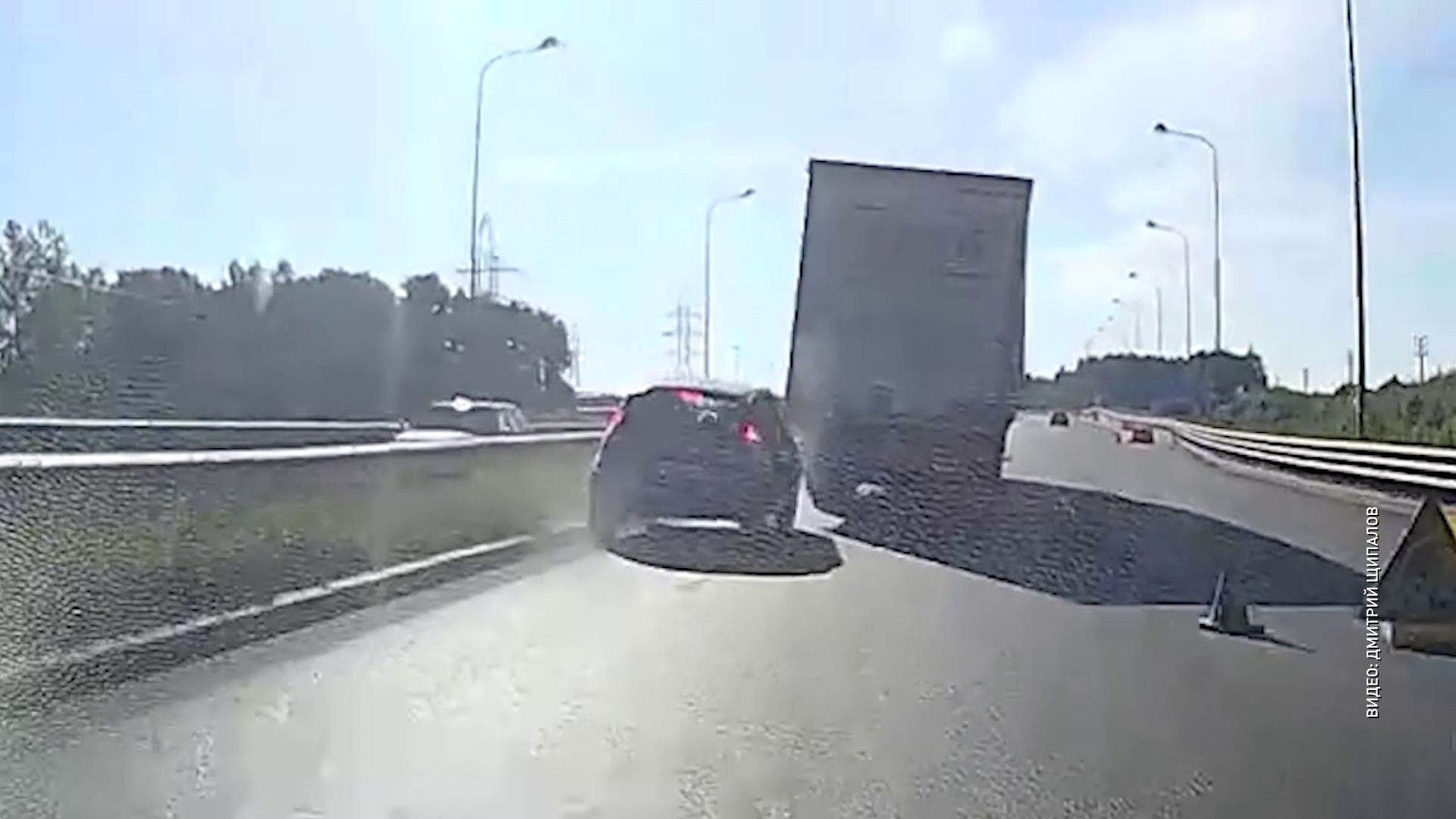 Дальнобойщик хотел скрыться с места ДТП на Юбилейном мосту