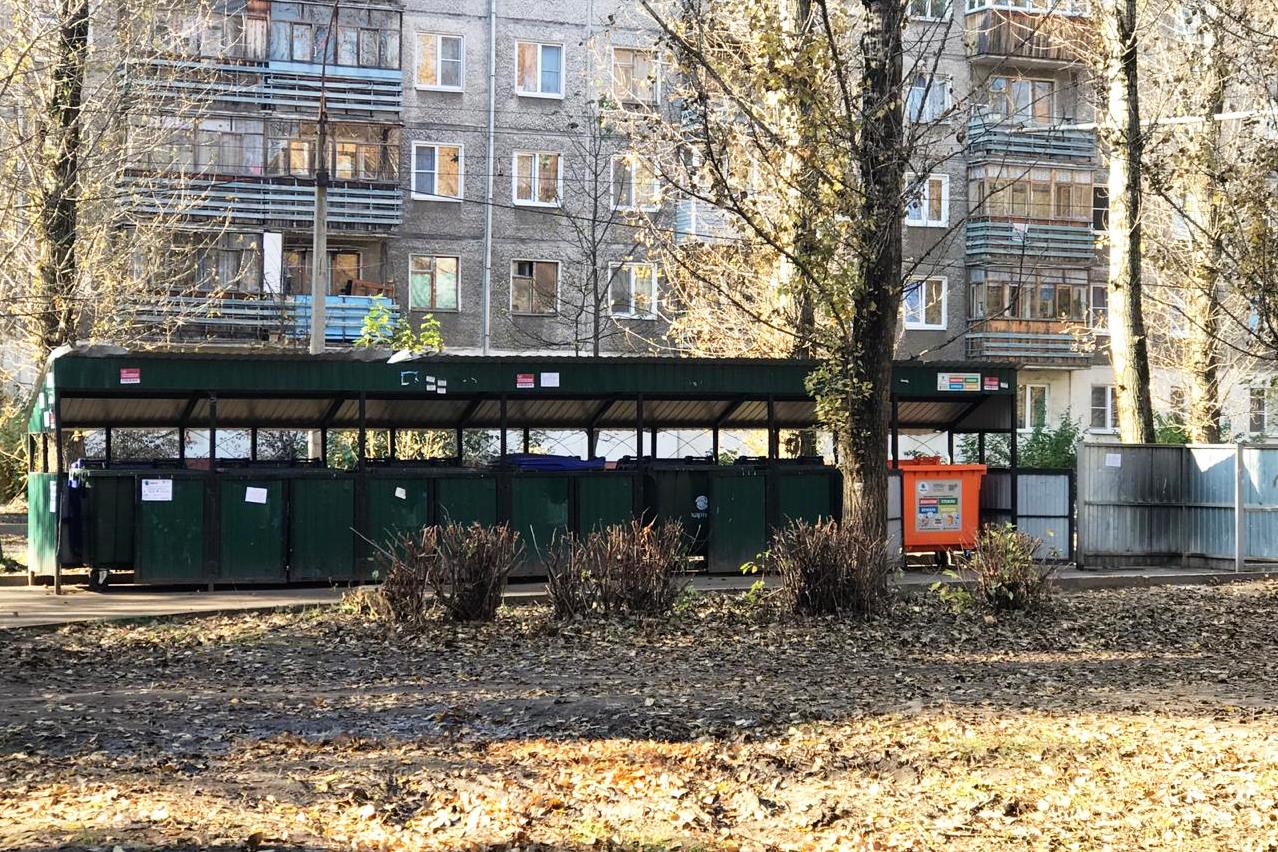 В Дзержинском районе продолжают устанавливать оранжевые контейнеры