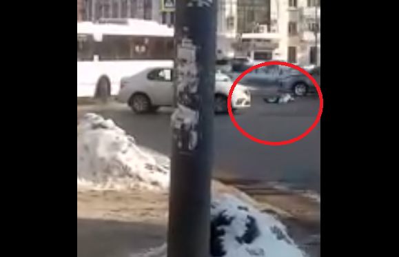 В центре Ярославля женщина легла посреди оживленного перекрестка