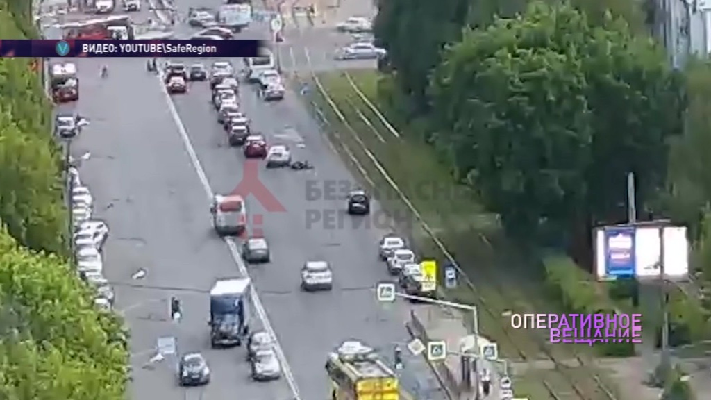 Попал в яму и полетел под колеса авто: в ДТП на Октября пострадал байкер
