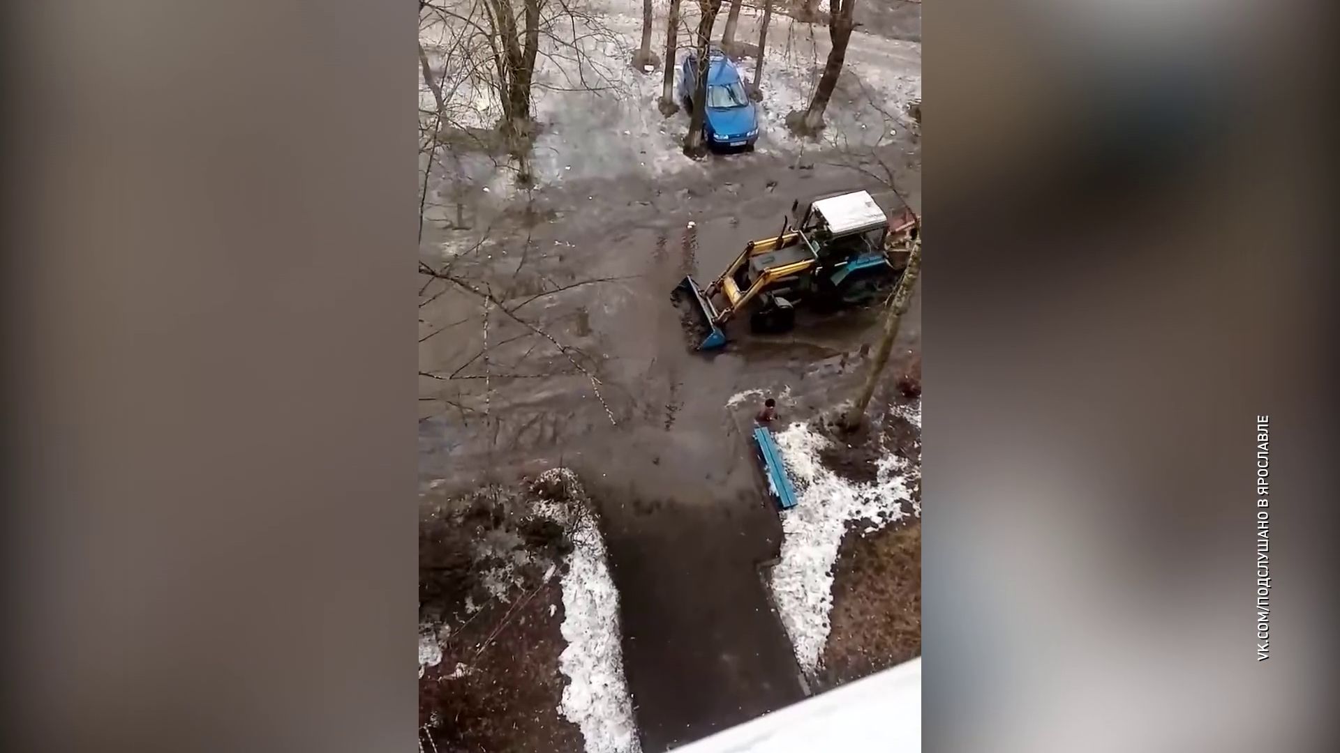Трактор пытался разогнать лужи во Фрунзенском районе