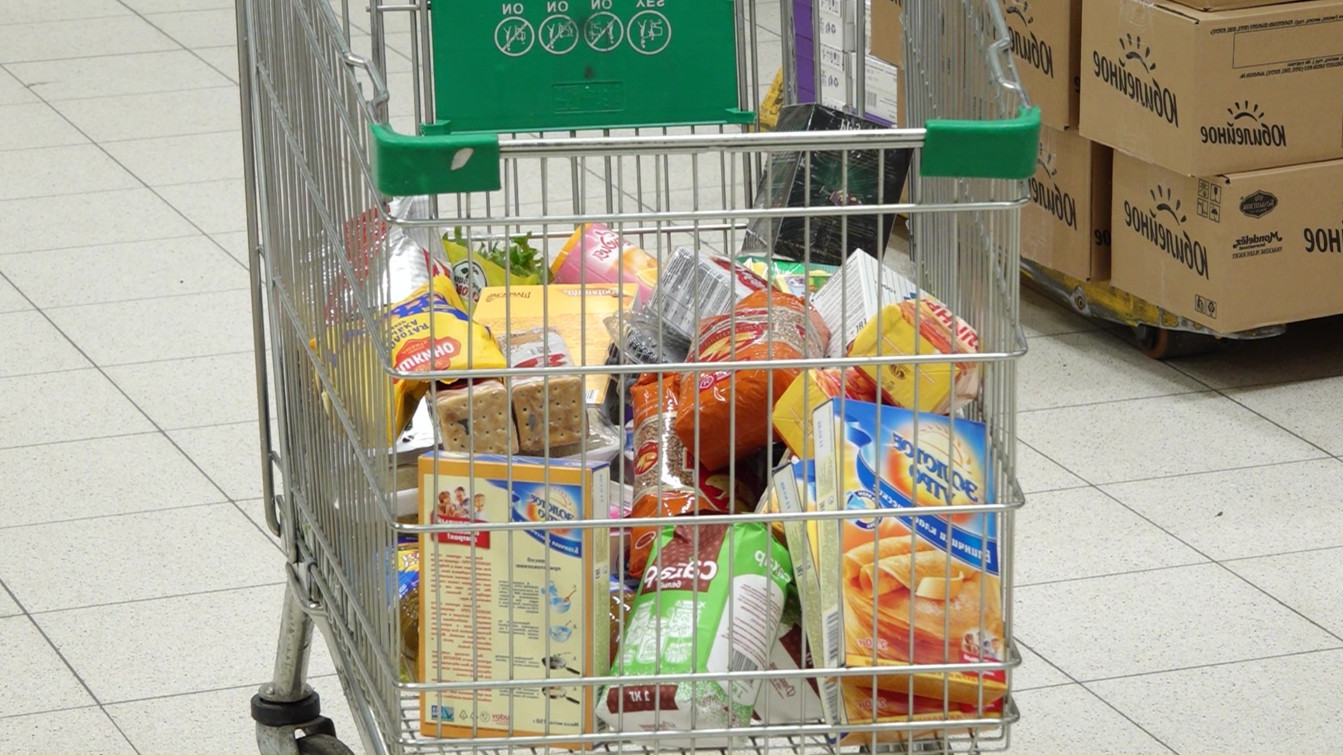 Новости о коронавирусе вызвали ажиотаж в продуктовых магазинах Ярославля: хватит ли на всех тушенки