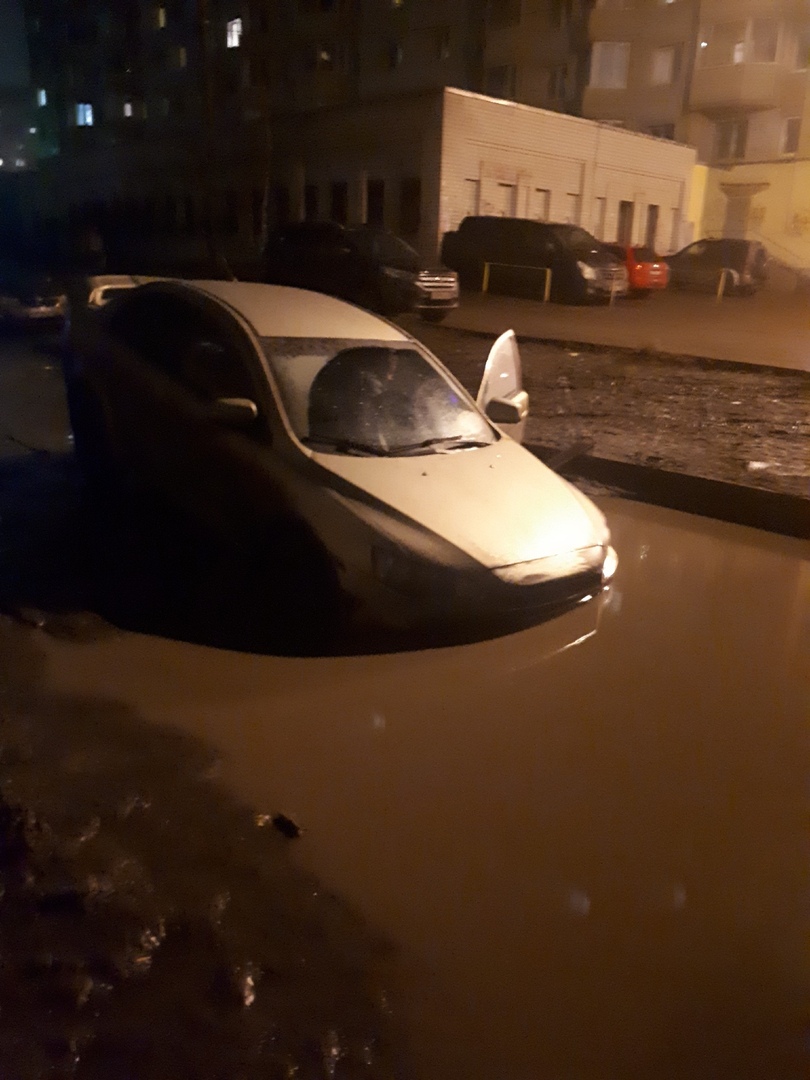 В Брагине в огромных лужах едва не утонули три авто