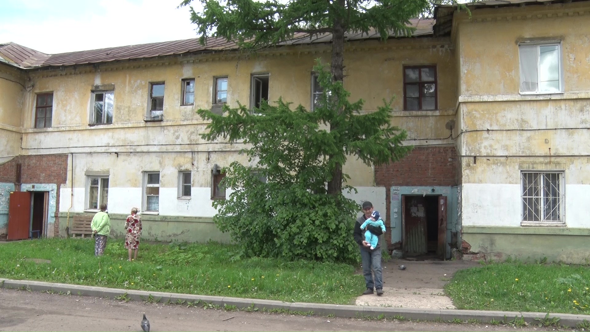 Спасли бессонница и натяжной потолок: в доме на улице Пирогова в Ярославле рухнул потолок