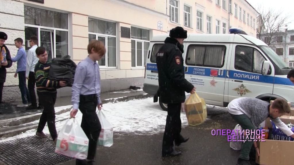 Ученики школы № 33 Ярославля собрали подарки для полицейских