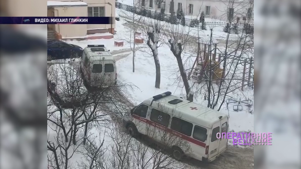 В ярославском дворе застряли две кареты скорой помощи
