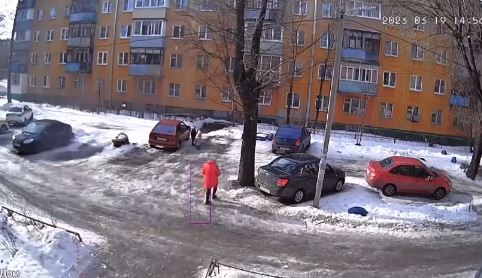 За секунду до: в сети появилось видео с ярославной, убежавшей от ледяного камнепада