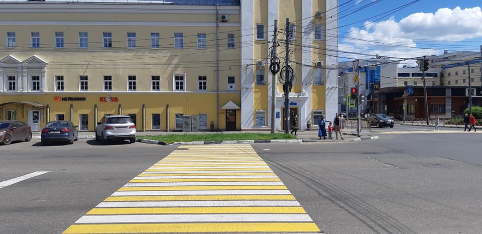 Переход в никуда: ярославцев удивила зебра, заканчивающаяся на газоне