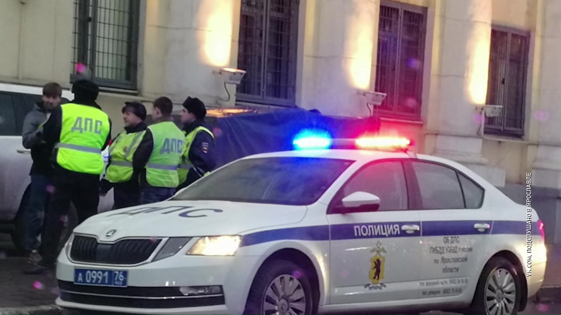 Водитель внедорожника припарковался прямо на тротуаре у здания областной полиции