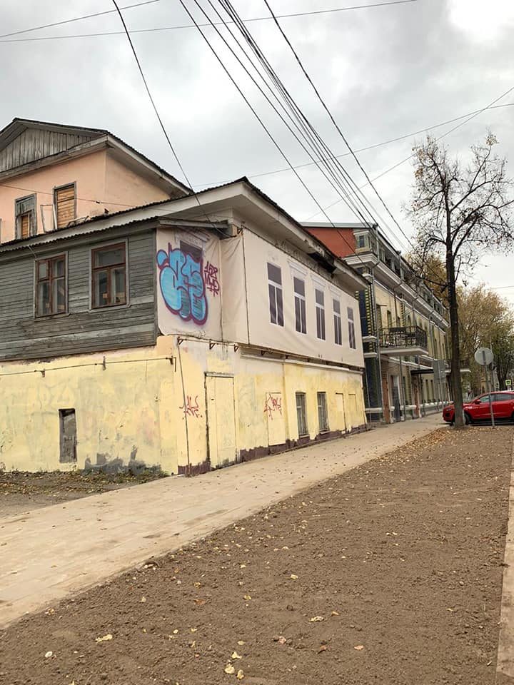 В центре Ярославля вандалы испортили недавно восстановленные фасады зданий