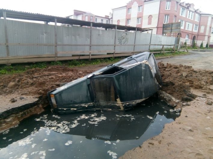 В Угличе легковушка провалилась в огромную яму