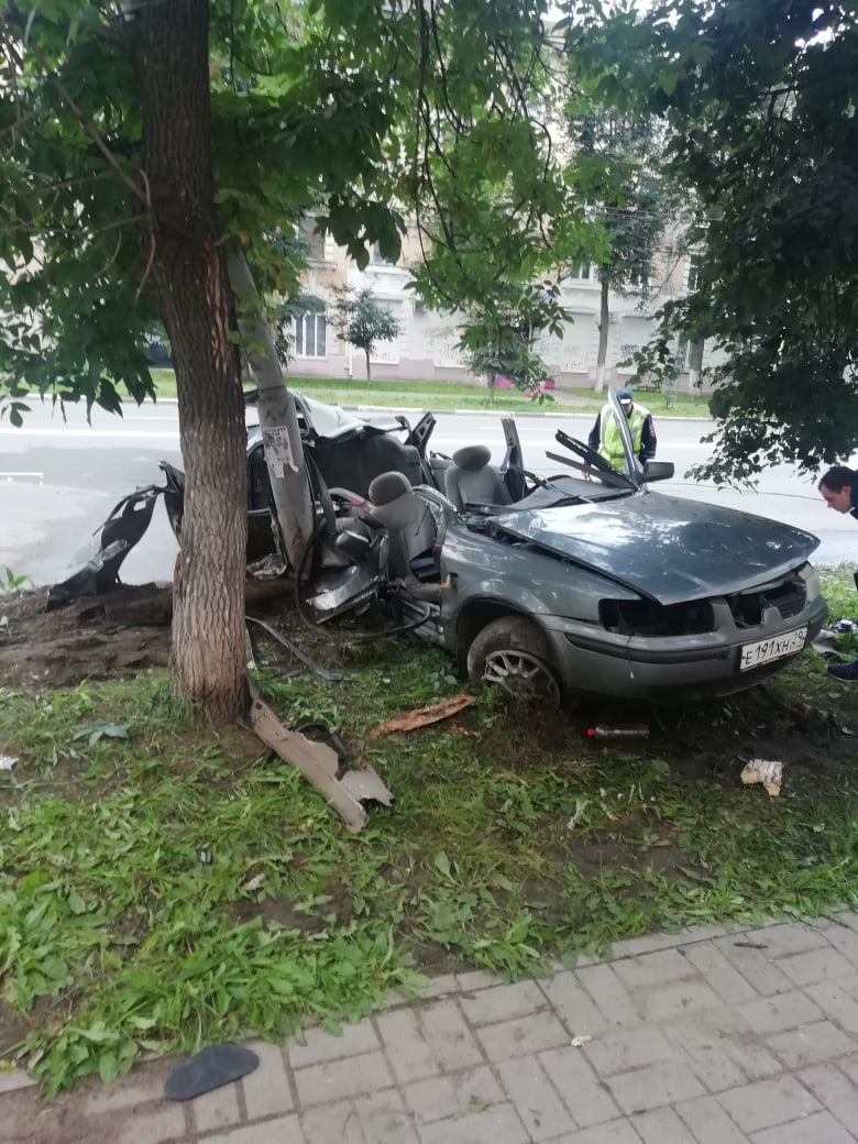 Людей пришлось “вырезать” из салона: в Ярославле иномарка разбилась об столб