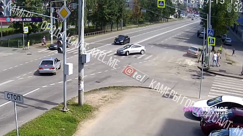 В Рыбинске автомобиль после столкновения чуть не влетел в пешеходов