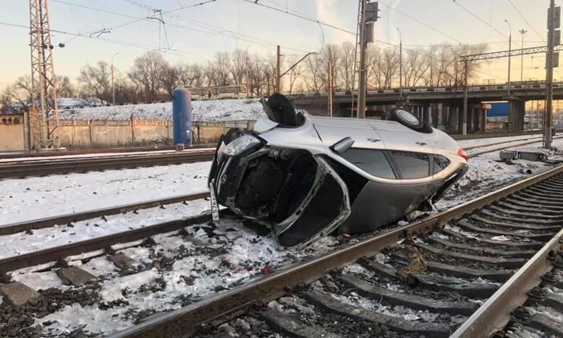 В Ярославле легковушка вылетела с дороги на железнодорожные пути и перевернулась