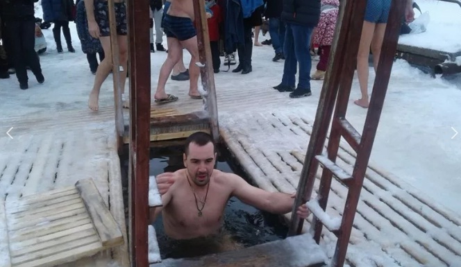 ВИДЕО: Хоккеисты "Локомотива" перед игрой с ЦСКА окунулись на Крещение