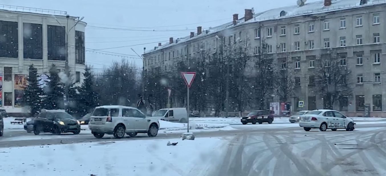 В Ярославле такси не разъехалось с легковушкой
