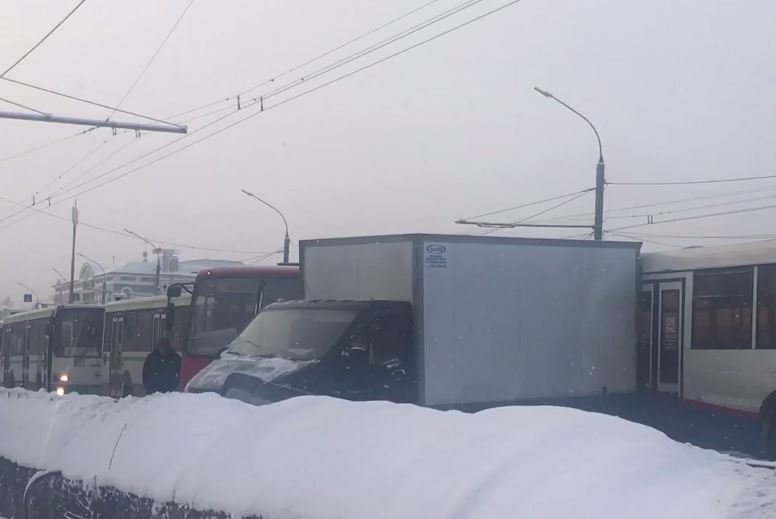 На Московском проспекте случился транспортный коллапс