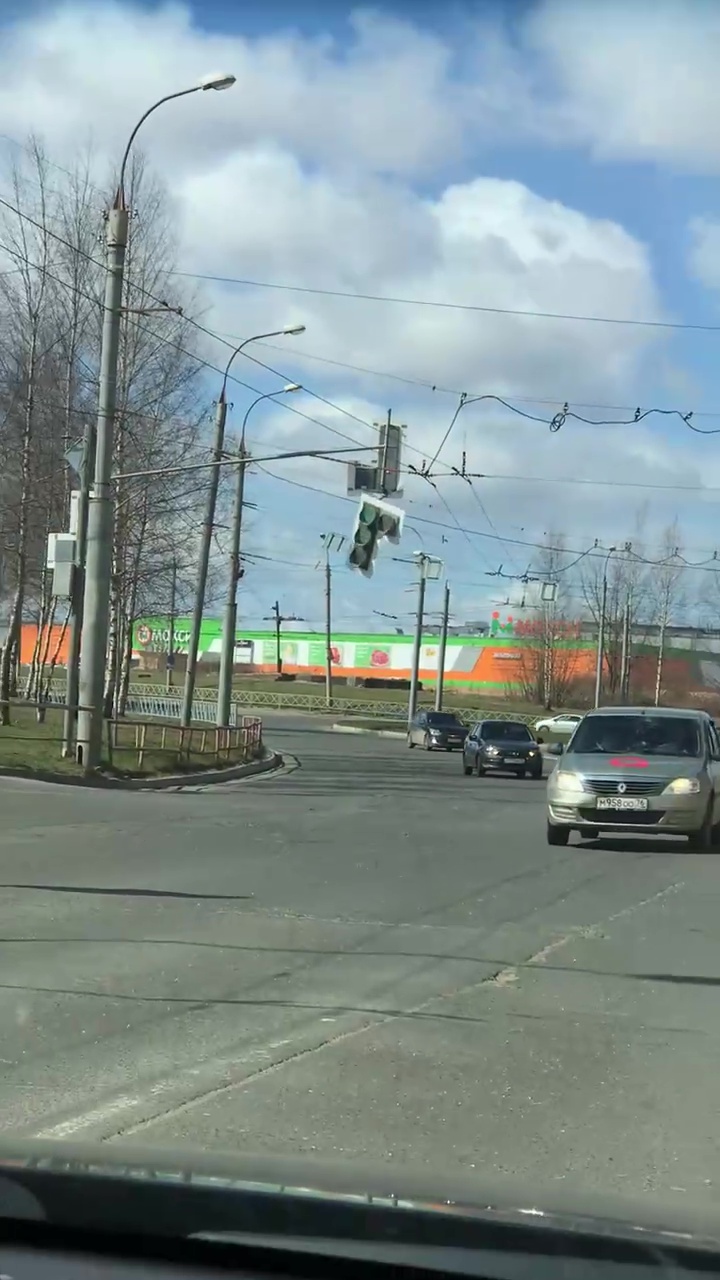 В Рыбинске на улице Плеханова отвалился светофор