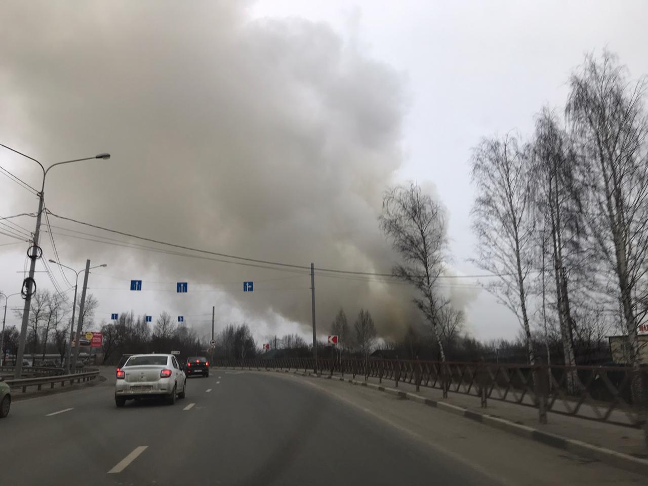 Над Ярославлем появился огромный столб дыма