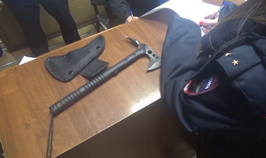 Ярославец пришел на несанкционированный митинг с топором