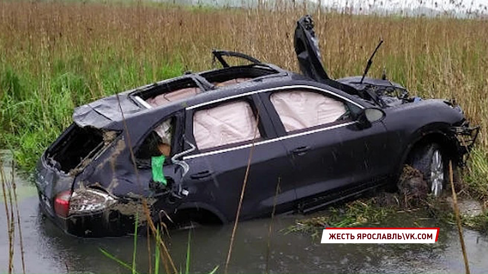 В Ростовском районе водитель врезалась в столб и слетела в кювет