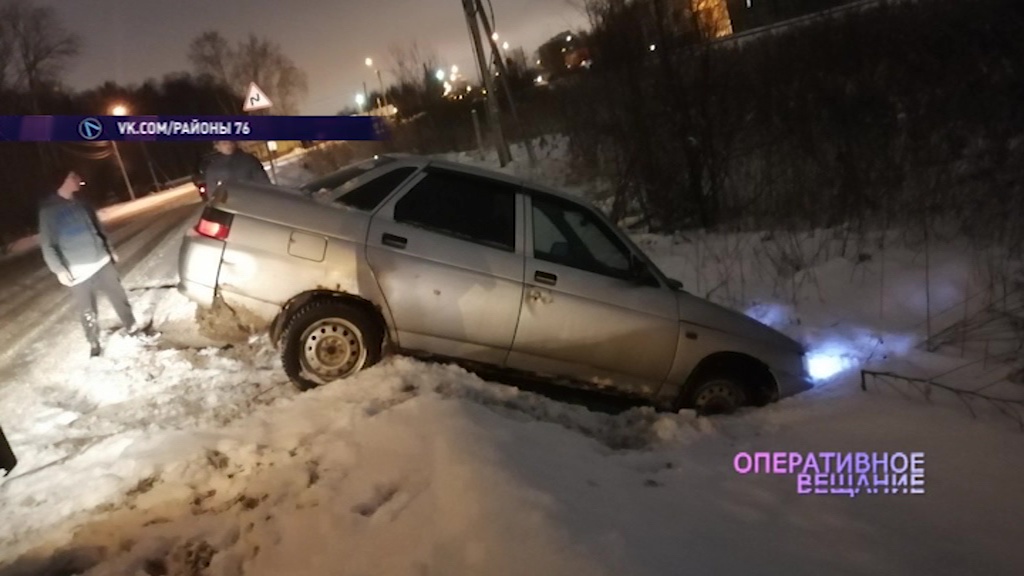 На Тормозном шоссе автомобиль вылетел в кювет