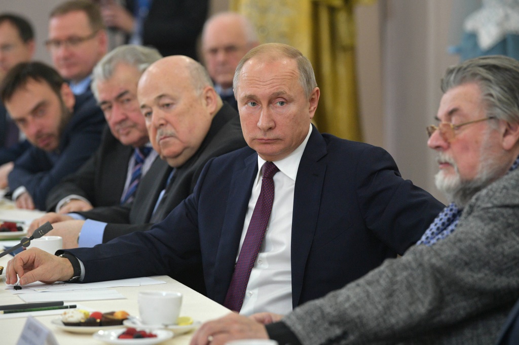 Владимир Путин встретился с российскими актерами в Волковском
