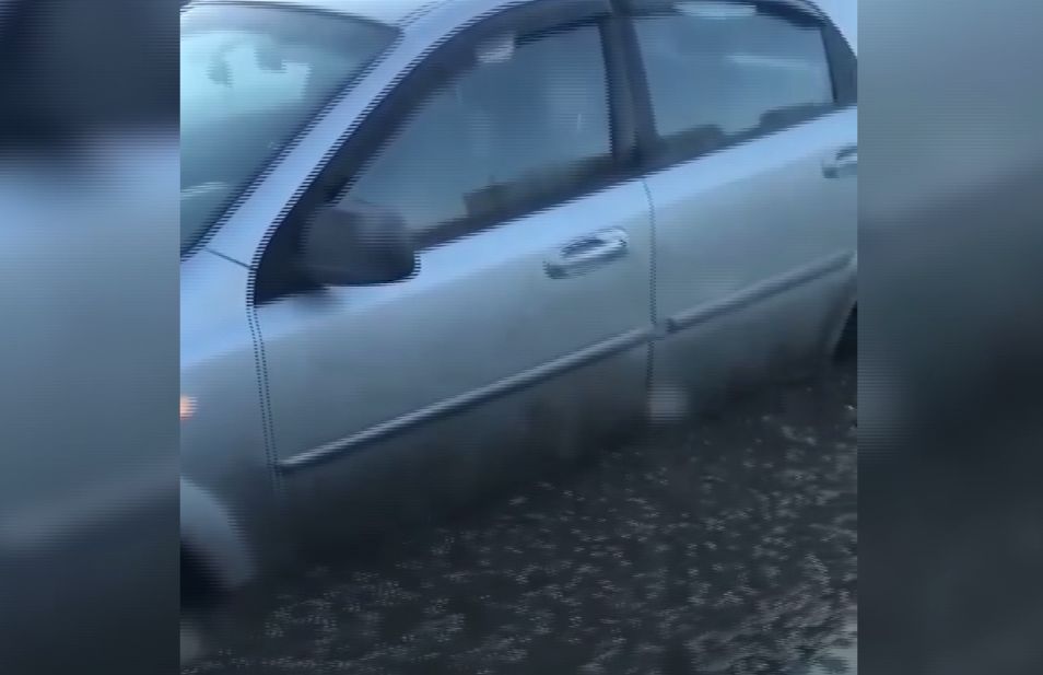 В Ярославле иномарка села на мель: видео