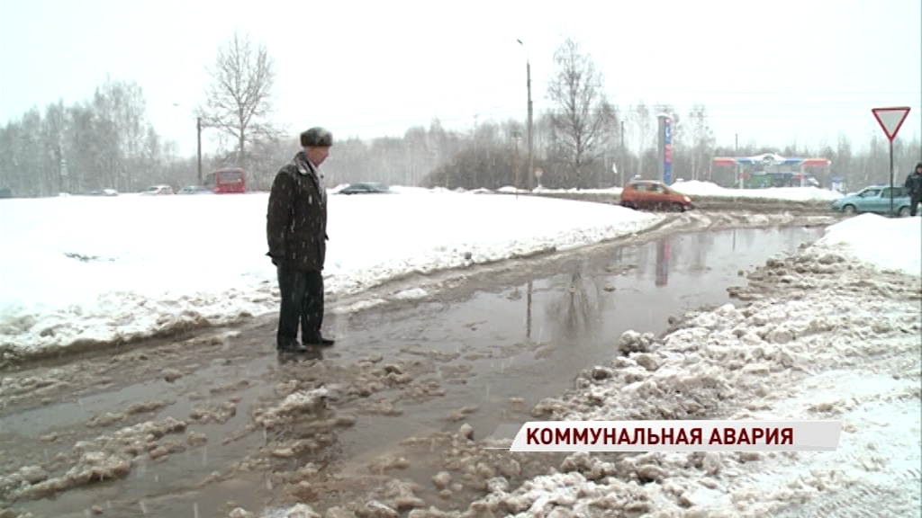 Проспект Машиностроителей ушел под воду из-за прорыва трубы