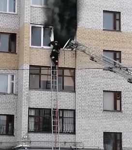 Из-за пожара в ярославской многоэтажке на улицу вывели несколько десятков человек