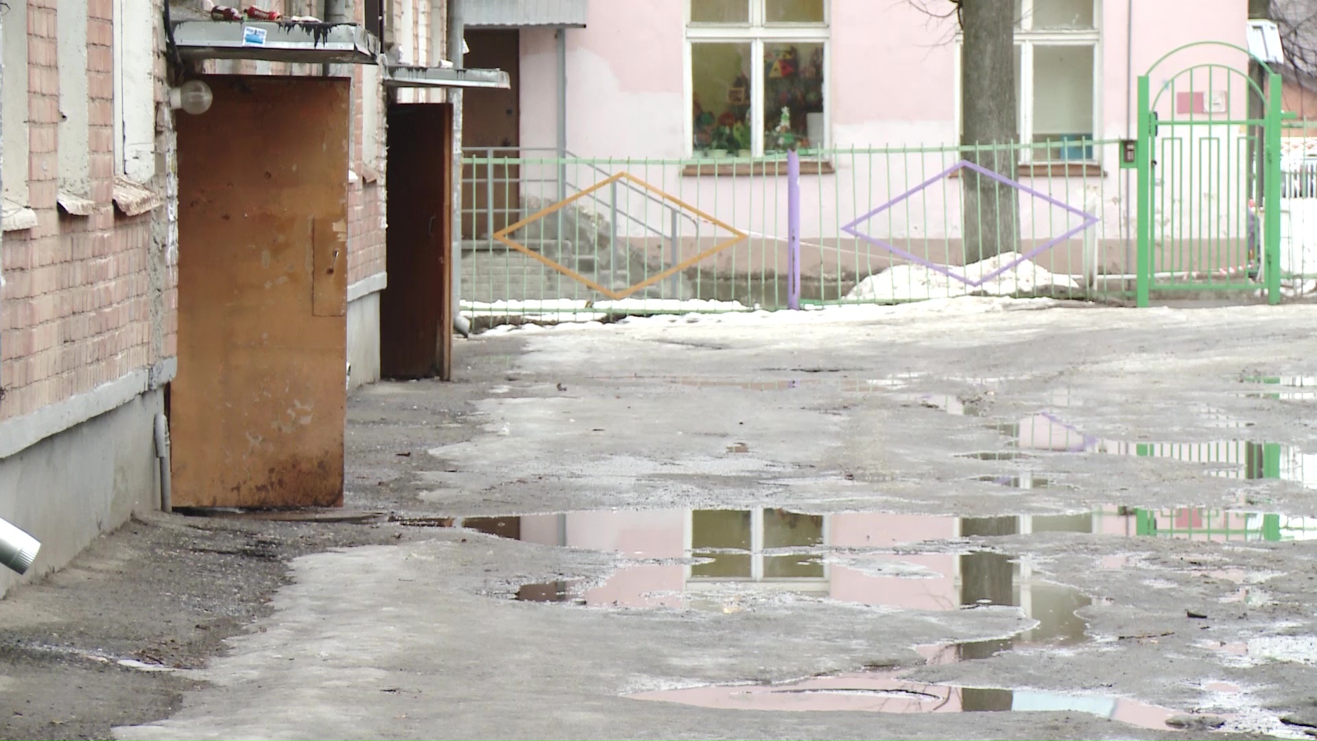 Каждый год одно и то же: жители ярославского дома жалуются на вечно затопленный подъезд