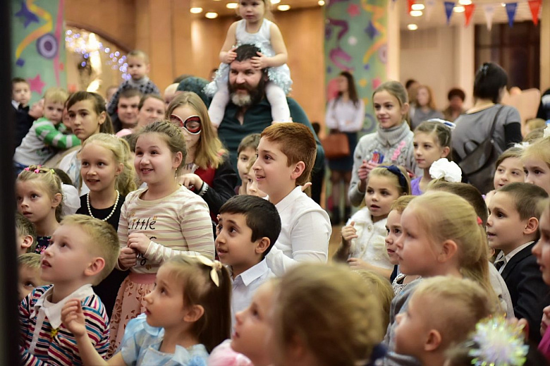 В Ярославле состоялась первая городская елка для детей из многодетных семей