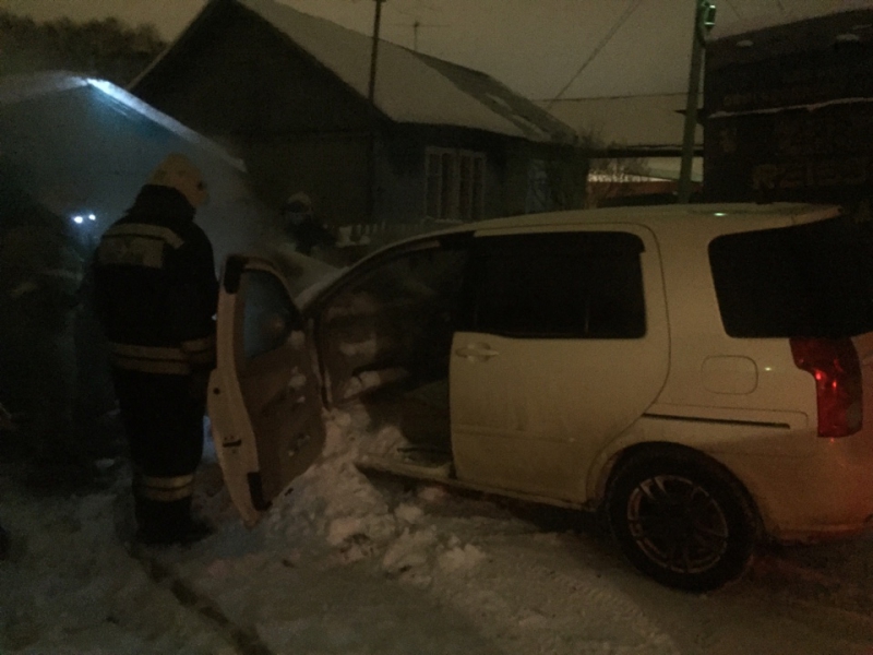 В Ярославле полыхала иномарка