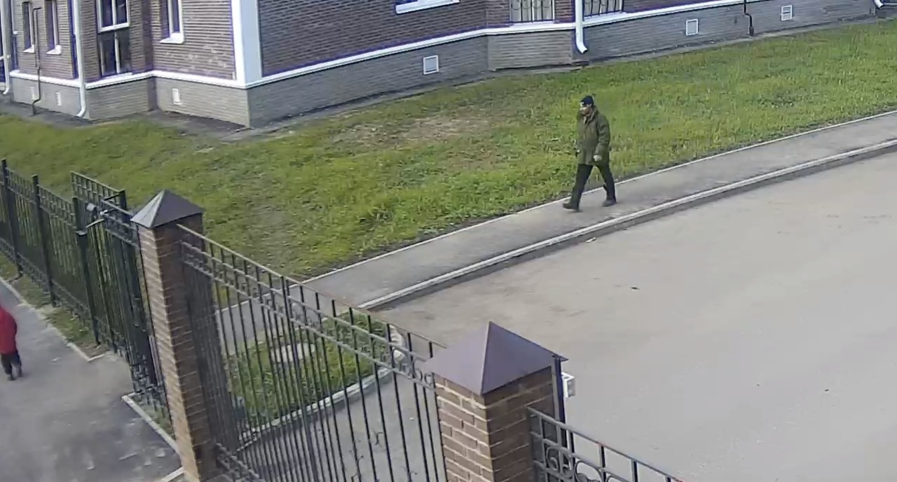 В Ярославле ищут вандала, средь бела дня похитившего домофон