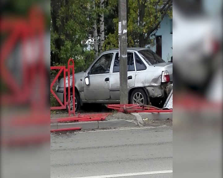 На Доронина автоледи снесла забор, избегая ДТП